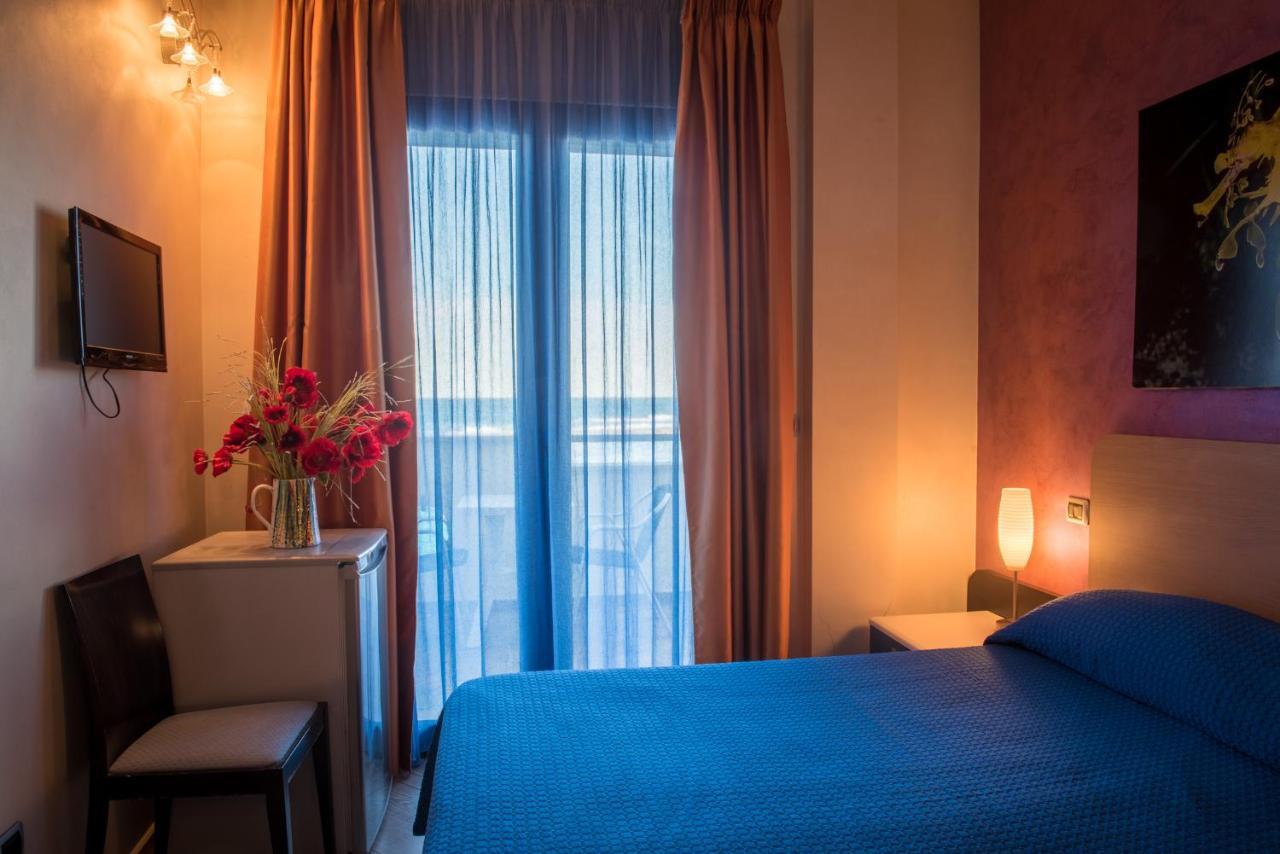 Hotel Mirage Torre Santa Sabina Cameră foto